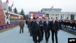 Հյուսիսային Կորեայի առաջնորդ Կիմ Չեն Ընը, Ռուսաստանի Պետդումայի խոսնակ Վյաչեսլավ Վոլոդինը և պաշտպանության նախարար Անդրեյ Բելոուսովը մասնակցում են զոհված հյուսիսկորեացի զինվորների հիշատակի արարողություններին, Փհենյան, 26-ը ապրիլի, 2026թ.