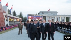 ჩრდილოეთ კორეის მეთაური კიმ ჩენ ინი, რუსეთის დუმის სპიკერი ვიაჩესლავ ვოლოდინი(ცენტრში) და თავდაცვის მინისტრი ანდრეი ბელოუსოვი(მარჯვნივ) ფხენიანში მემორიალის გახსნის ცერემონიაზე. 2026 წლის 26 აპრილი 