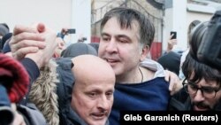 Михаил Саакашвили, бывший президент Грузии и бывший губернатор Одесской области, после освобождения его из микроавтобуса полиции. Киев, 5 декабря 2017 года.