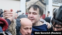 Михаил Саакашвили, бывший президент Грузии и бывший губернатор Одесской области, после освобождения его из микроавтобуса полиции. Киев, 5 декабря 2017 года.