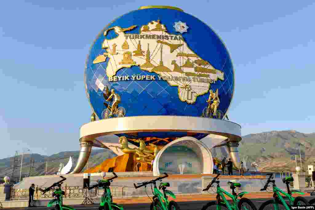 Garaşsyz türkmen neşiri monumente döwlet gaznasyndan $6,5 million harçlanandygyny aýdýar. Türkmen häkimiýetleri bu barada resmi maglumat bermeýär.