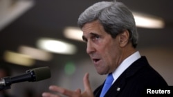 Sekretari amerikan i shtetit, John Kerry gjatë një konference me gazetarë në Tel Aviv, 24 Maj 2013