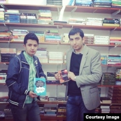 "Bakumoz" kitab mağazasında Fərid Kərmov və oxucu.