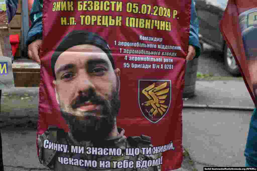 «Я його чекаю все одно живим, і я тільки в це вірю. І коли він повернеться, йому потрібна буде допомога і підтримка, і це тільки я в нього. У нас з ним такий зв’язок, як голка з ниткою, він за мною, я за ним», – говорить Ірина