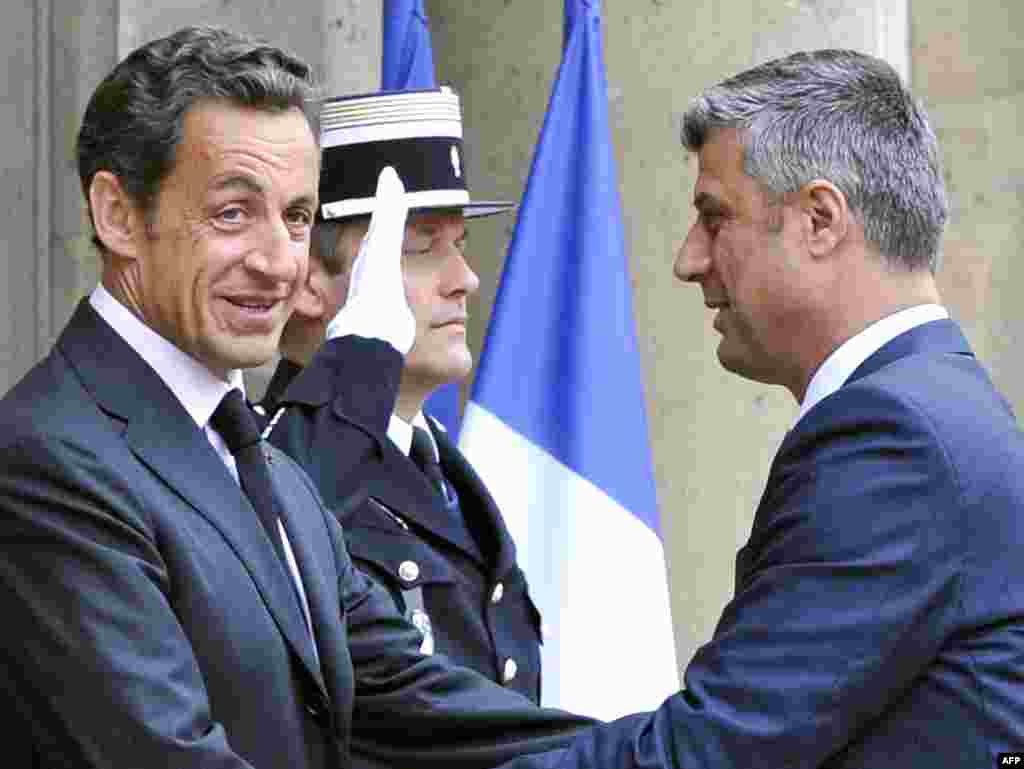 8 qershor '09 - Presidenti i Francës, Nikolas Sarkozi, e ka përsëritur mbështetjen e Francës për pavarësinë e Kosovës dhe ndihmën për integrim në BE, pas takimit të tij me kryeministrin e Kosovës, Hashim Thaçi, në Paris, kishte njoftuar Presidenca franceze. “Shefi i shtetit i ka përsëritur kryeministrit Thaçi se pavarësia e Kosovës është e pakthyeshme”, thuhej në njoftim.
