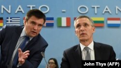 Ministrul ucrainean de externe Pavlo Klimkin și secretarul-general NATO, Jens Stoltenberg, la reuniunea de la Bruxelles