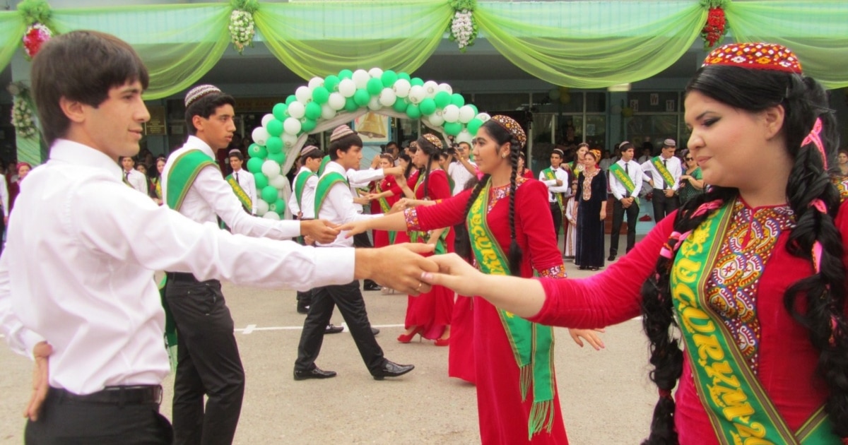 Әйелінің күйеуін алдап, балағаттап жатқаны түсірілген орысша порно видео Мен досымның үйіне порно видеоны жалау үшін келдім.