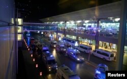 Карети швидкої допомоги в аеропорті імені Ататюрка. 28 червня 2016 року
