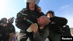 «Беркут» затримує активістів опозиції у Києві, 18 травня 2013 року