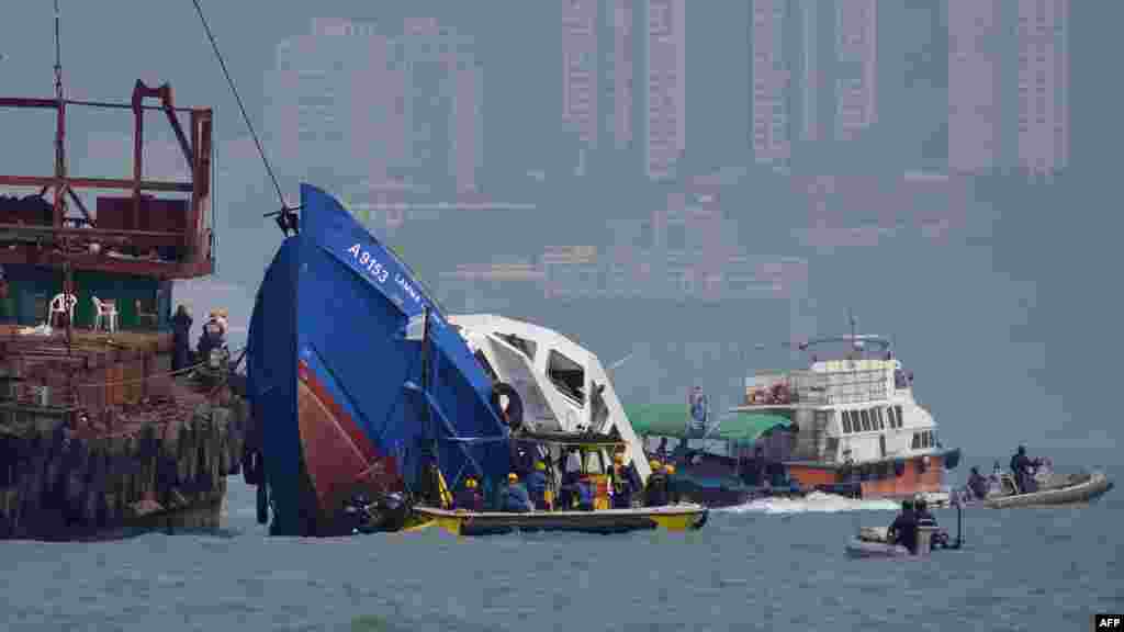 Kina - U sudaru dva trajekta nedaleko od ostrva Lama južno od Hong Konga poginulo je prko 30, a povrijeđeno više od 120 osoba, 2. oktobar 2012. Foto: AFP / Antony Dickson