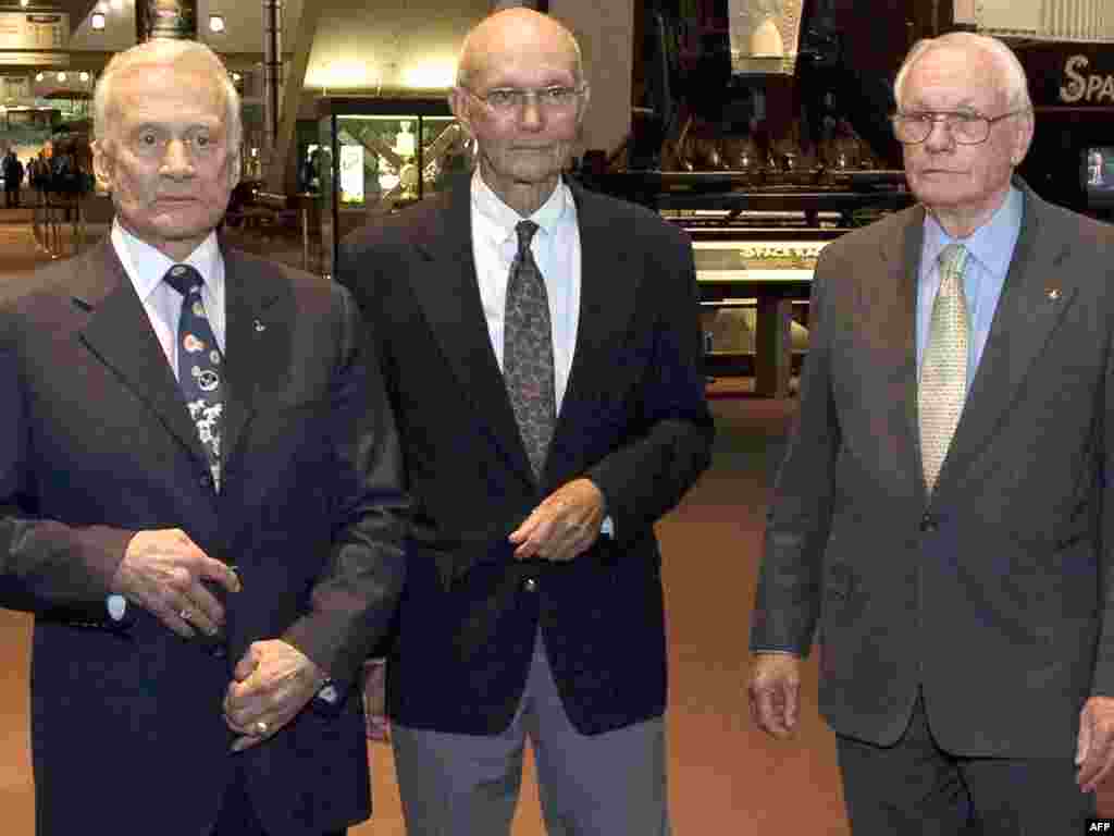 Apollon 11 missiyasının iştirakçıları. Edwin Aldwin (solda), Michael Collins (orta) və Neil Armstrong Washington, DC-də yerləşən Milli Aviasiya və Kosmos Muzeyində, 19 iyul 2009