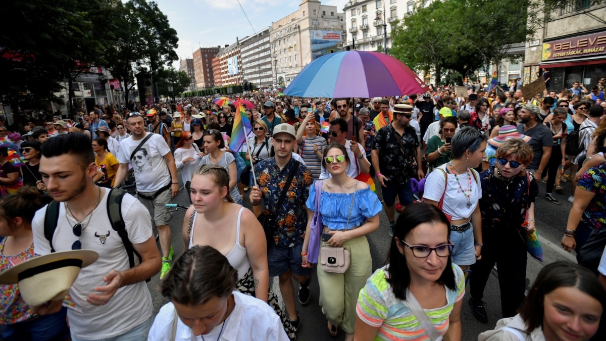 Тисячі людей взяли участь у ЛГБТ-прайді в Будапешті