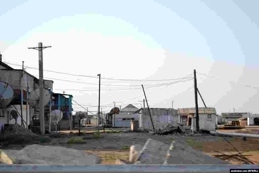 Ýerli ýaşaýjylar şäheriň elektrik liniýalarynyň hem könelendigini aýdýarlar.