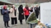 Marketa Pekarova Adamova (treća slijeva), s Majkama Srebrenice, u Potočarima, Srebrenica, BiH, 28. 11. 2024.