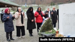 Marketa Pekarova Adamova (treća slijeva), s Majkama Srebrenice, u Potočarima, Srebrenica, BiH, 28. 11. 2024.