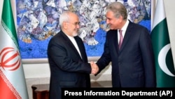 Pakistani Foreign Minister Shah Mehmood Qureshi (right) meets with Iranian counterpart Mohammad Javad Zarif in Islamabad in August 2018.