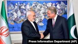 Iranian Foreign Minister Javad Zarif (left) with Pakistani Foreign Minister Shah Mahmood Qureshi in Islamabad.