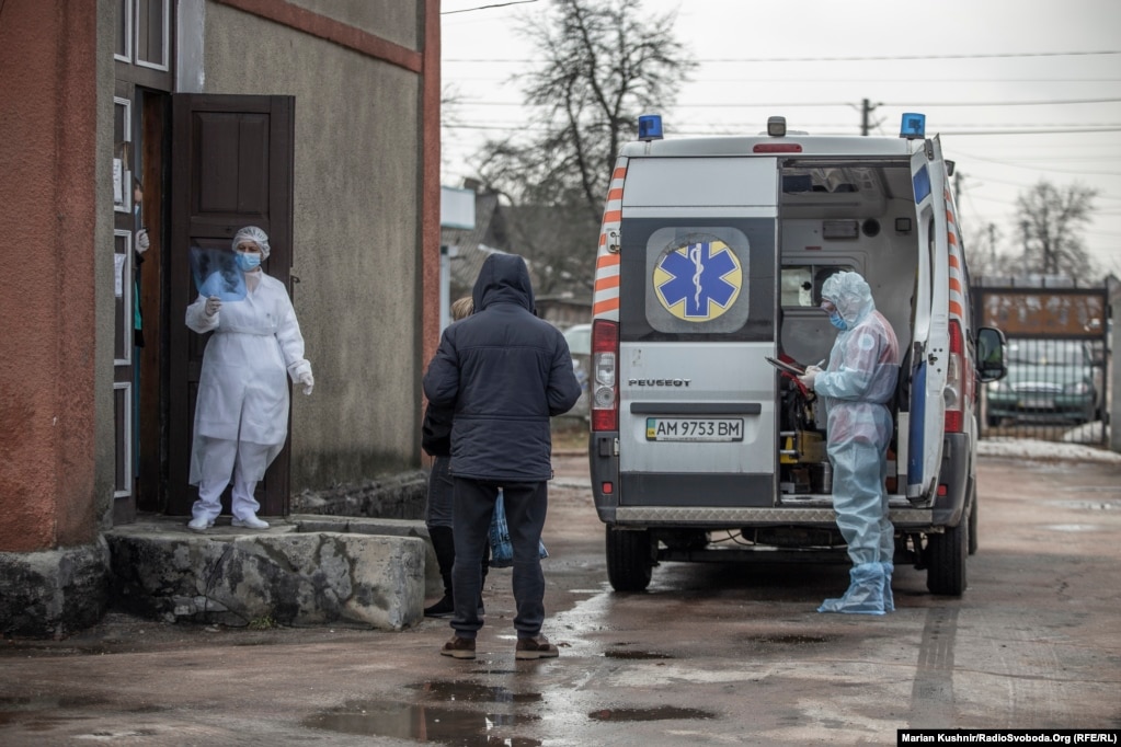 Медична бригада ще до обіду 16 березня привезла в міську лікарню двох пацієнтів. Фельдшер Сергій каже, що це лише ті пацієнти, які потребують негайної госпіталізації. Роботи вдосталь, на місці доводиться ділити пацієнтів на тих, кому потрібна госпіталізація, та на тих, хто може обійтися без неї