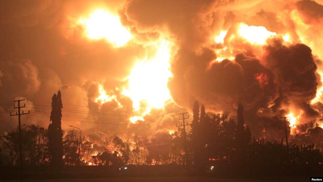 Dim se diže tokom požara u rafineriji nafte Pertamina u Balonganu, regija Indramayu, provincija Zapadna Java, Indonezija, 29. marta 2021. 