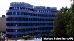 Az új zsidó oktatási és kulturális komplexum kék csempékkel burkolt épületét Berlinben 2023. június 22-én