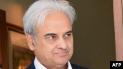 Nasir-ul Mulk's main duty is to oversee the Election Commission in holding free and fair elections. 