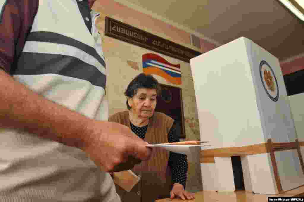 Armenia -- Armenians vote in parliamentary elections, Yerevan, 06May2012