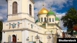 Справу відкрили через скупчення людей у церкві на вечірній службі 17 квітня