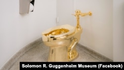Унитаз из золота 750 пробы. Автор Maurizi. Музей Соломона Гуггенхайма. Нью-Йорк