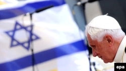 Papa Benedict XVI po dolasku u Izrael