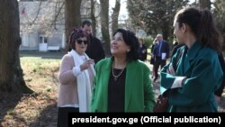 Саломе Зурабишвили (в центре) во время визита во Францию, 17 февраля 2019 г.