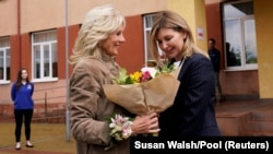 Олена Зеленська (праворуч) подякувала Джилл Байден за «хоробрий вчинок»