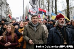 Міхэіл Саакашвілі з прыхільнікамі ў цэнтры Кіева 3 сьнежня 2017 году.