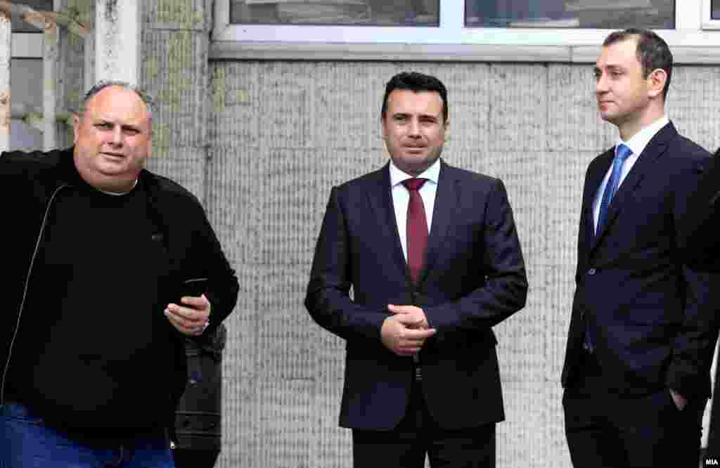 МАКЕДОНИЈА - Премиерот Зоран Заев во Кривичниот суд даваше исказ како обвинет во случајот Поткуп во врска со постапката за продажба на државно градежно земјиште. Според Заев, сведокот Иван Николов пред да биде снимено видеото му пристапил и почнал да разговара за донацијата за црквата и дека не можел да донира по три евра за метар квадратен од причина што власта ќе го смета тоа како поддршка за него. Заев му одговорил на Николов дека тоа е меѓу него и Господ и дека колку милува, толку и да донира. Според Заев, тоа бил и првиот обид на сценариото за негово местење за политички цели.