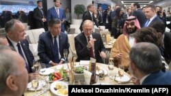 Президент Росії Володимир Путін (у центрі) та саудівський принц Мохаммад бін Салман (праворуч від нього) перед початком матчу Росія – Саудівська Аравія, Москва, 14 червня 2018 року
