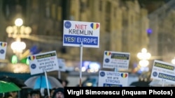 Imagine de la un protest din Timișoara față de ascensiunea candidatului prorus la președinție, Călin Georgescu.