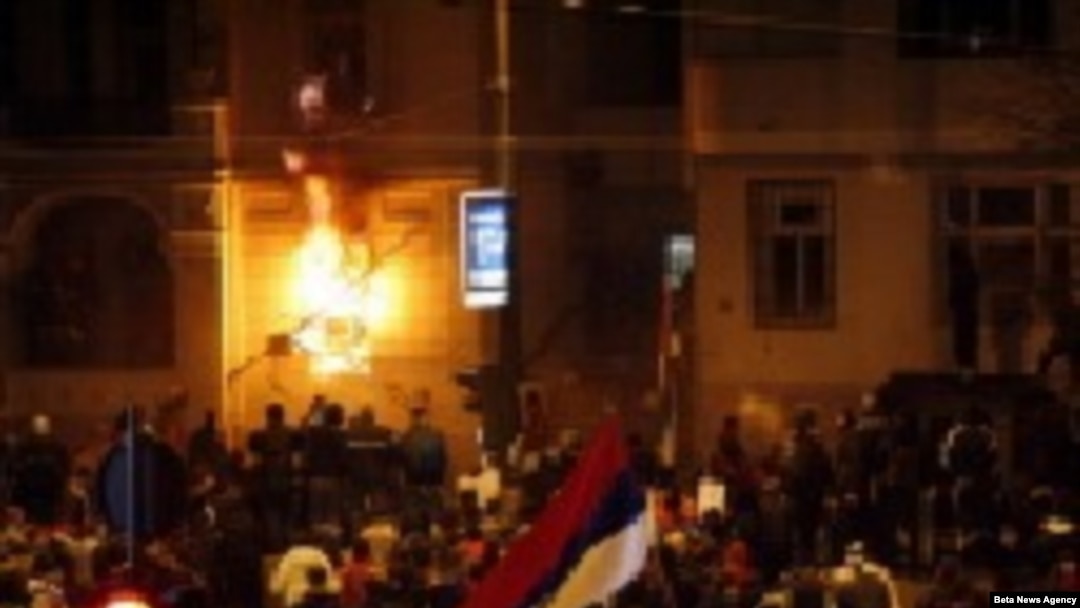 Demonstranti su 2008. posle protesta zapalili ambasade SAD i Hrvatske