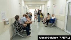 Medicamentele destinate pacienților cu cancer de piele vor ajunge în țară pe 15 septembrie. Imagine: pacienți în așteptare pe holurile Institutului Oncologic. Poză simbol