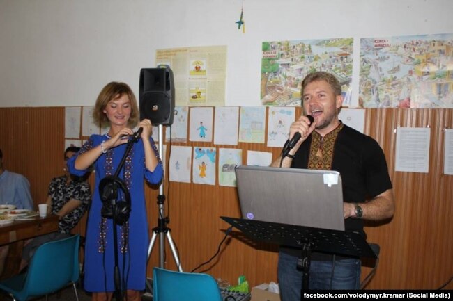 Володимир Крамар співає під час свята на парафії