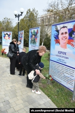 Погибший военный РФ Алексей Корчук на мемориальном стенде в Красногвардейском районе, март 2026 года