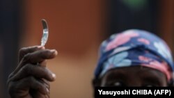 مونیکا چپتیلاک، شهروند کنیایی که زمانی دختران را ختنه می‌کرد، در کارزار مقابله با مثله کردن جنسی زنان، ابزار این جراحی را نشان می‌دهد