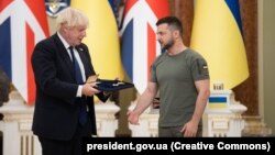 Ukrainian President Volodymyr Zelenskiy (right) and U.K. Prime Minister Boris Johnson in Kyiv late last month. 