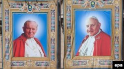 John Paul II (sol) və John XXIII (sağ)