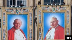 Portretet e dy Papëve që u kanonizuan sot në Vatikan - Papa Gjon Pali II (majtas) dhe Gjoni XXIII