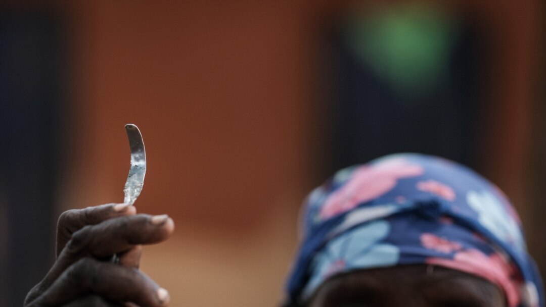 Сүйкімді Латина Абелла Андерсон батыл секске дайын.