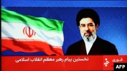 Ирандын жаңы жогорку лидери, аятолла Можтаба Хаменеинин билдирүүсүн мамлекеттик телеканалдан окушту