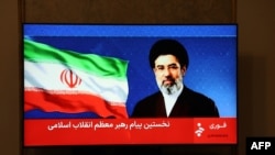 د پنجشنبې په ورځ (دمارچ په ۱۲ مه ) د ایران دولتي تلویزیون کې د مجبتی خامنه ای د بیانیې د لوستل کیدو په مهال دهغه دغه تصویر خپور شو. 