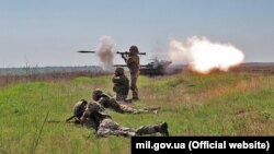 Украински војници за време на воени вежби во април 