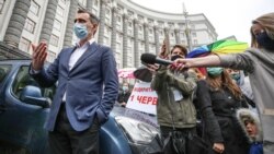 Віктор Ляшко вийшов до протестувальників і протестувальниць. Він запевнив, що дитячі садочки дозволять відкривати з 25 травня – одночасно із запуском громадського транспорту