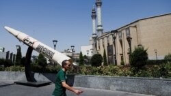 Čovek prolazi pored makete rakete u Teheranu, 11. jun 2026.