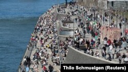 Stanovnici Kelna iskoristili su sunčano vrijeme na otvorenom, Njemačka (21. februar)